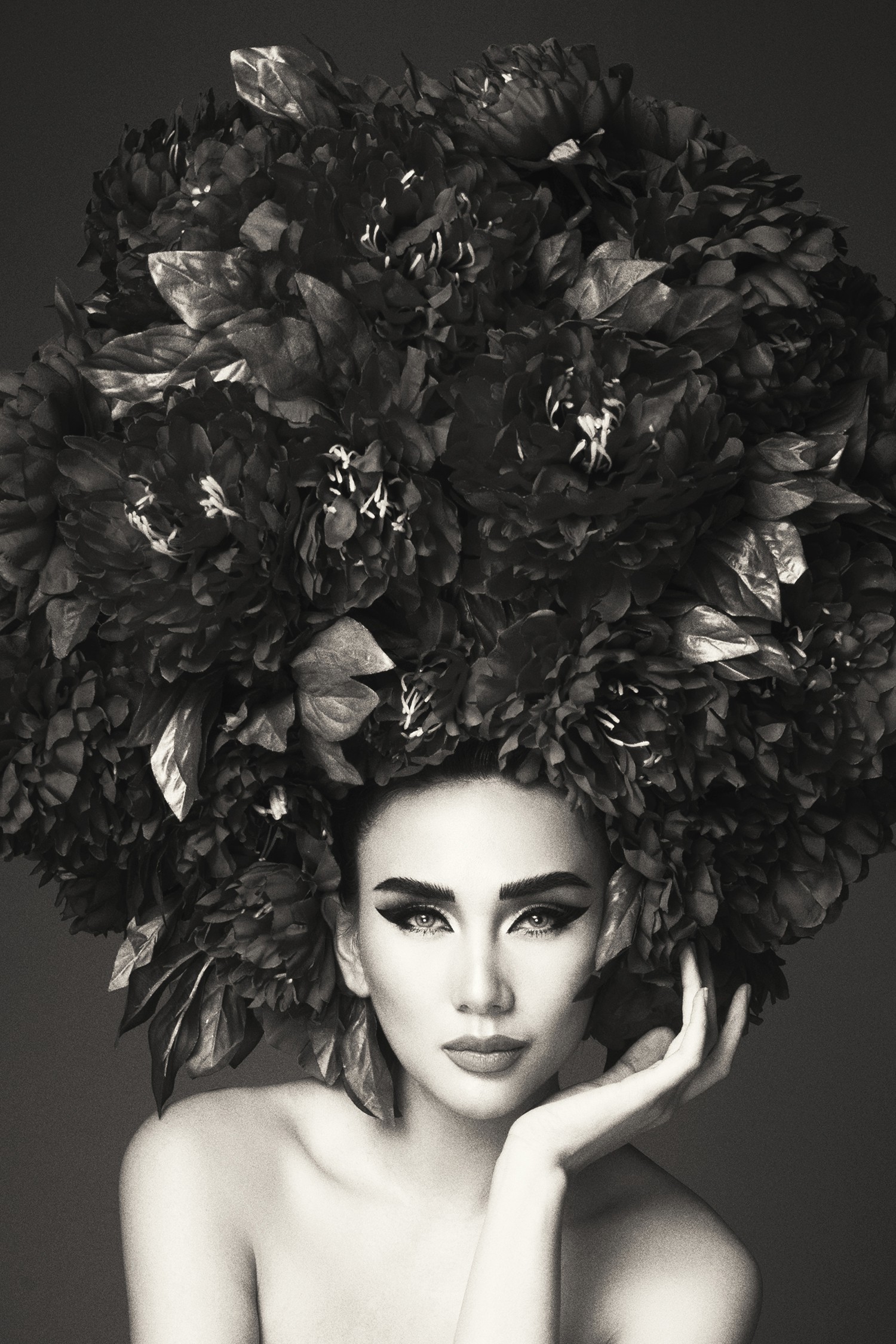 Hà Tăng vai trần, Kỳ Duyên cùng loạt mỹ nhân Việt khác trút bỏ xiêm y trong bộ ảnh của NTK Đỗ Mạnh Cường